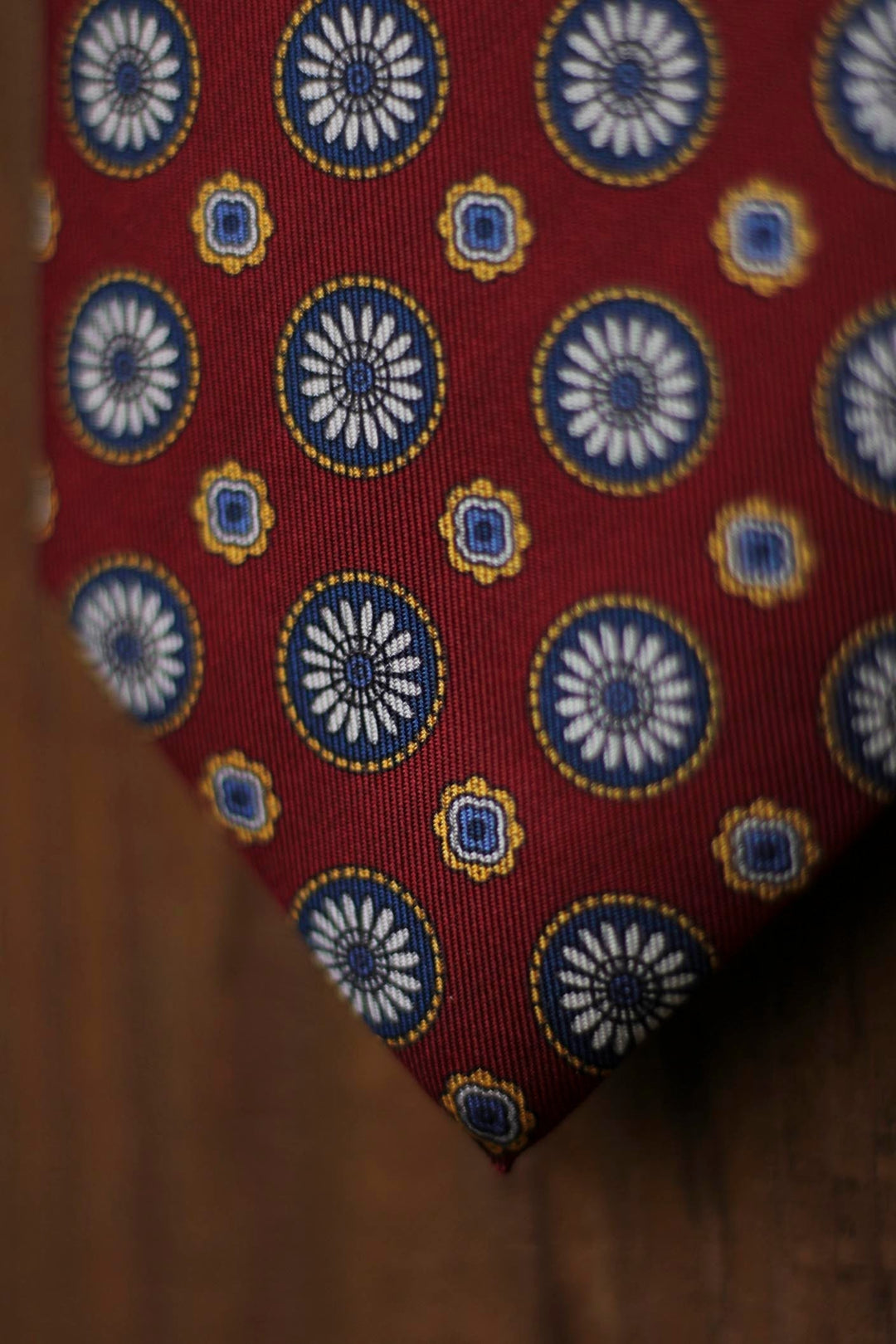 Corbata Napoli Seda Burdeos Geometría Azul, Blanca y Amarilla
