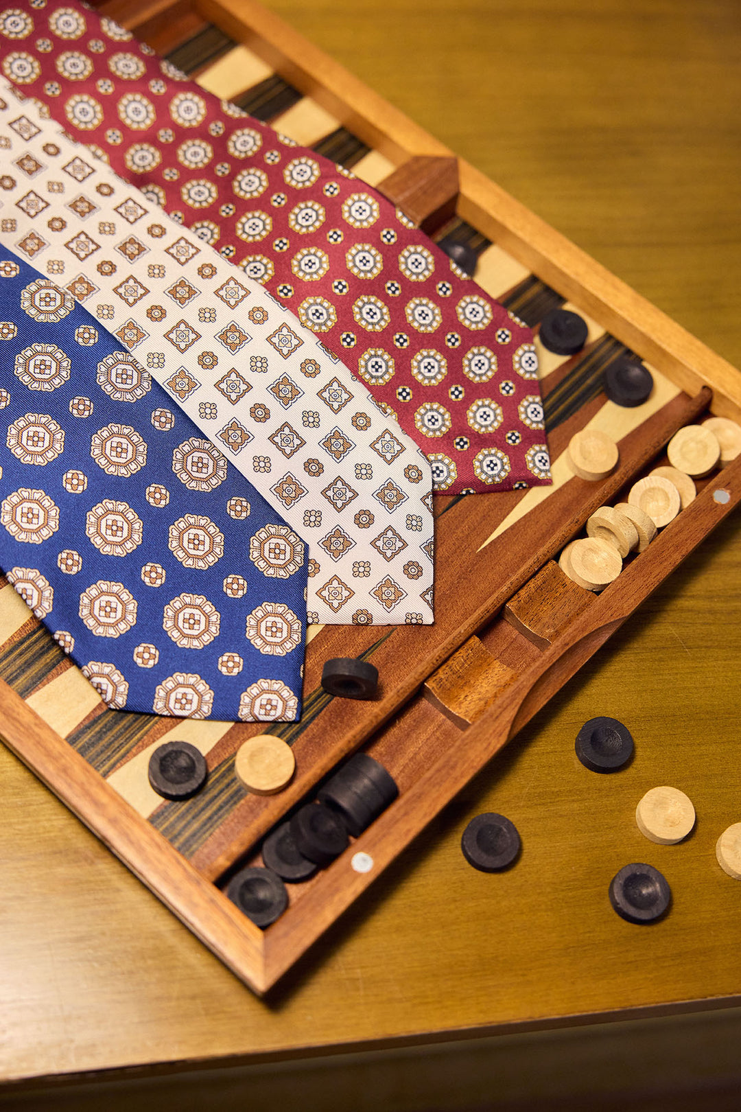 Backgammon and Napoli Ties: Harmonious connection rooted in Tradition