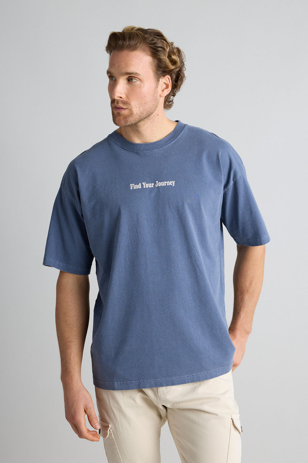 Camiseta Find Your Journey Azul Marino Desgastado Hombros Oversize