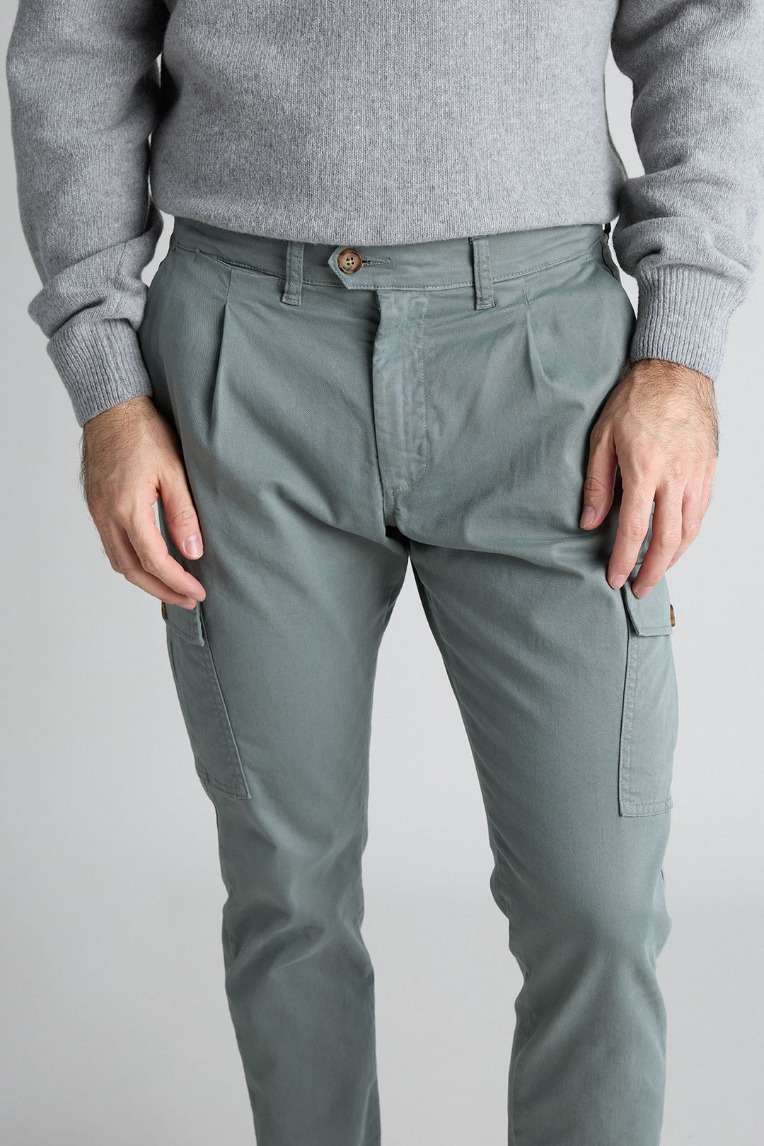 Pantalón Cargo Verde Grisáceo Bolsillo Marco Cuadrado