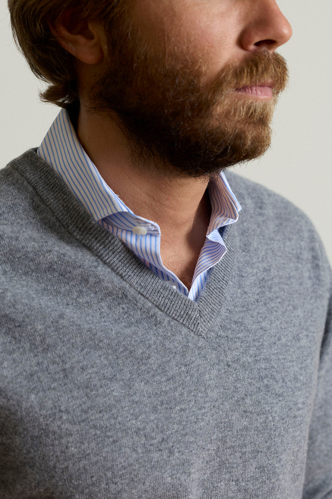 Jersey Cuello Pico Lana Extrafina Gris Medio