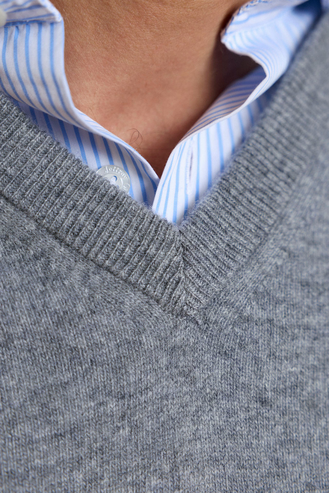 Jersey Cuello Pico Lana Extrafina Gris Medio