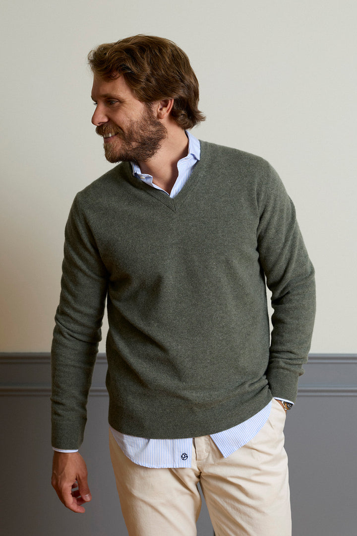 Jersey Cuello Pico Lana Virgen Extrafina Verde Desgastado