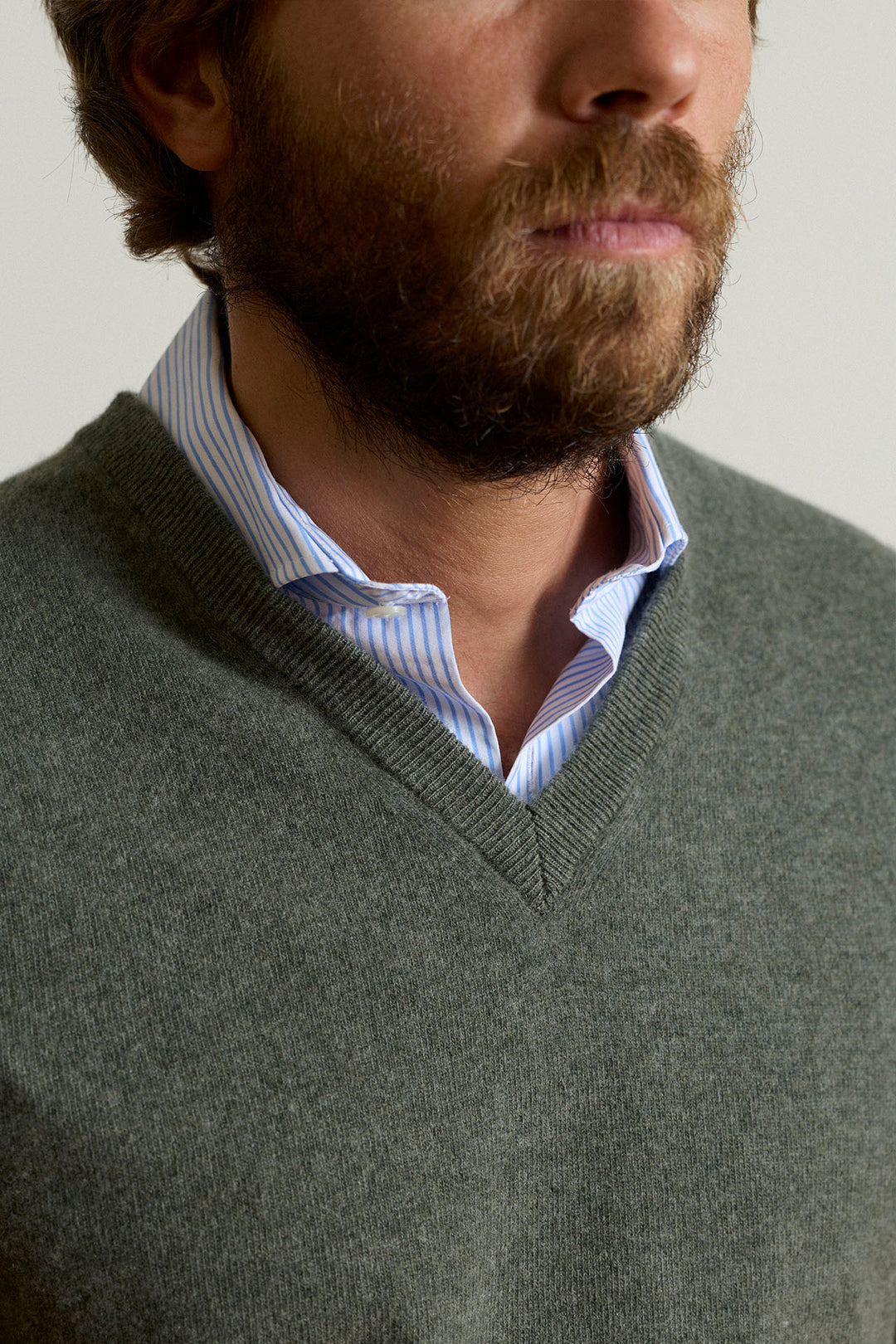 Jersey Cuello Pico Lana Virgen Extrafina Verde Desgastado