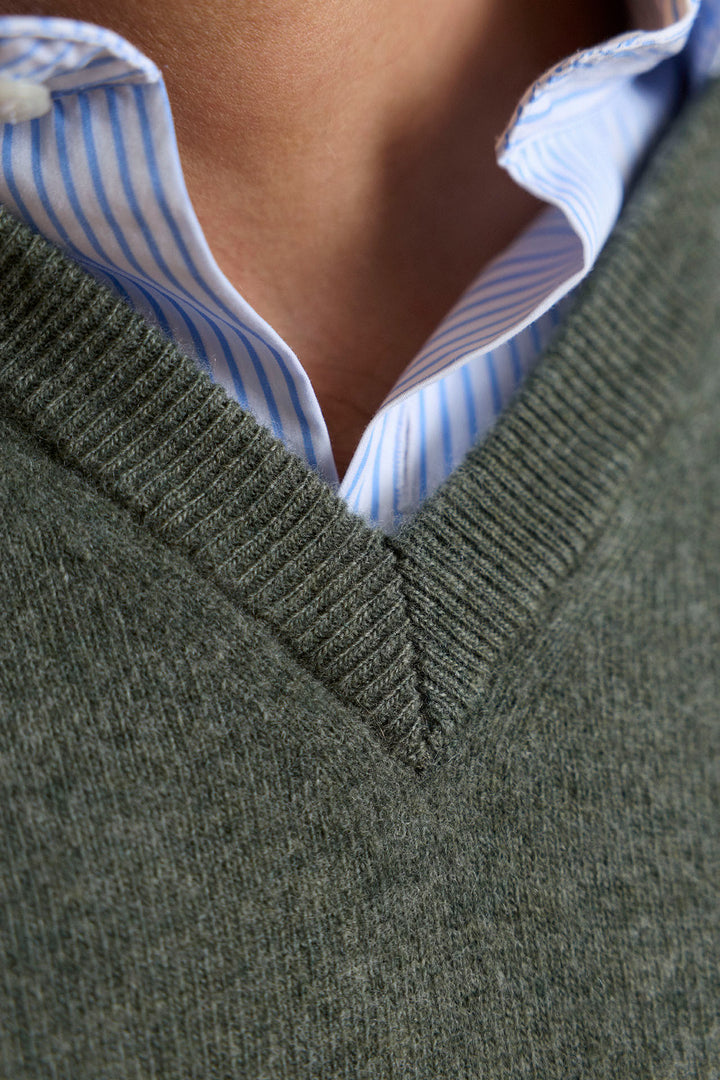 Jersey Cuello Pico Lana Virgen Extrafina Verde Desgastado