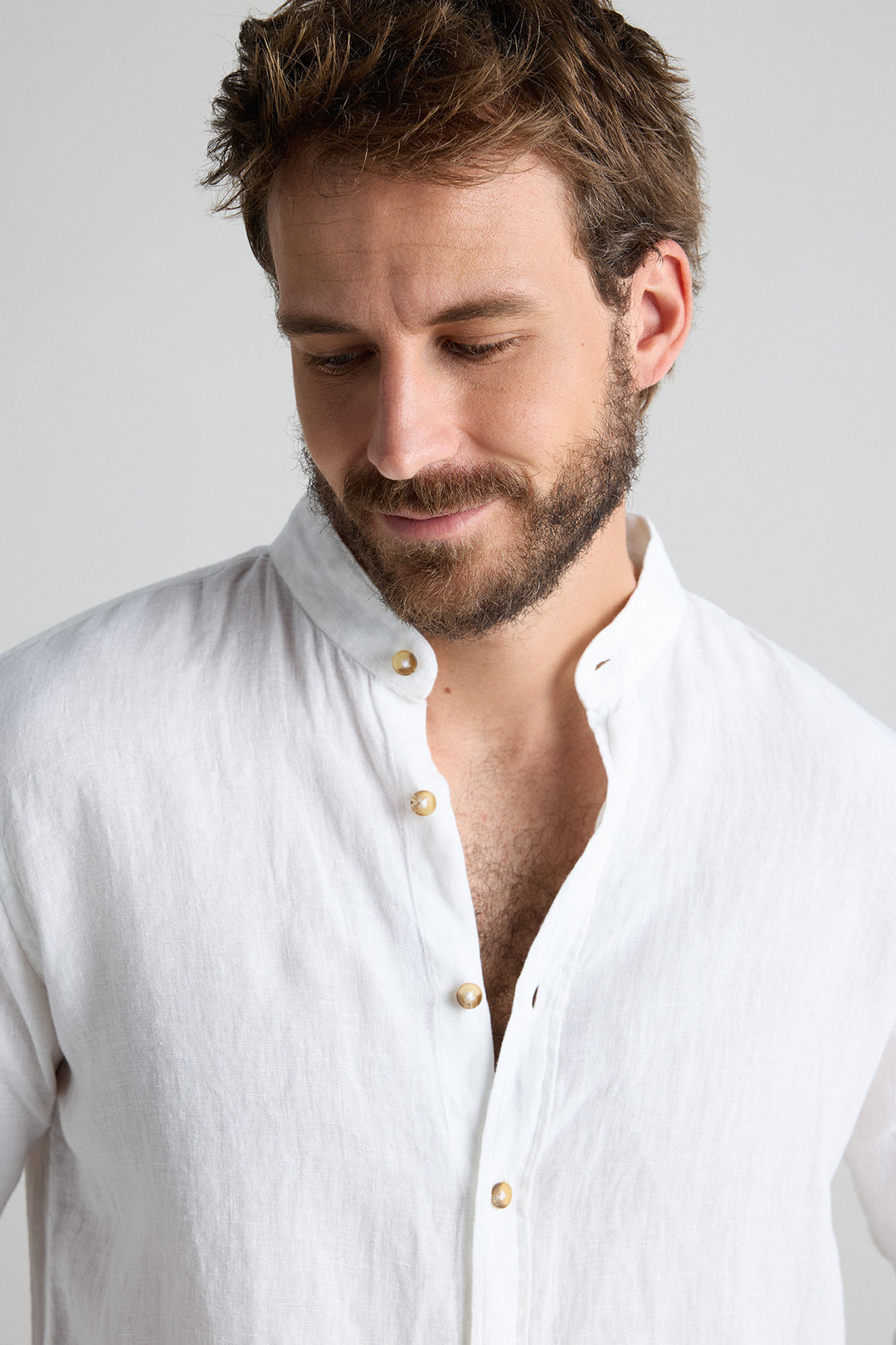 Camisa de linho com gola Mao e botões de chifre em branco