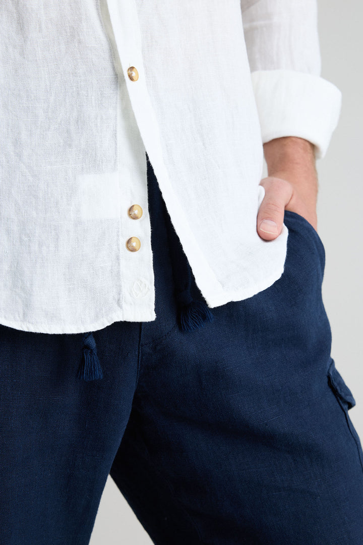 Camisa de linho com gola Mao e botões de chifre em branco