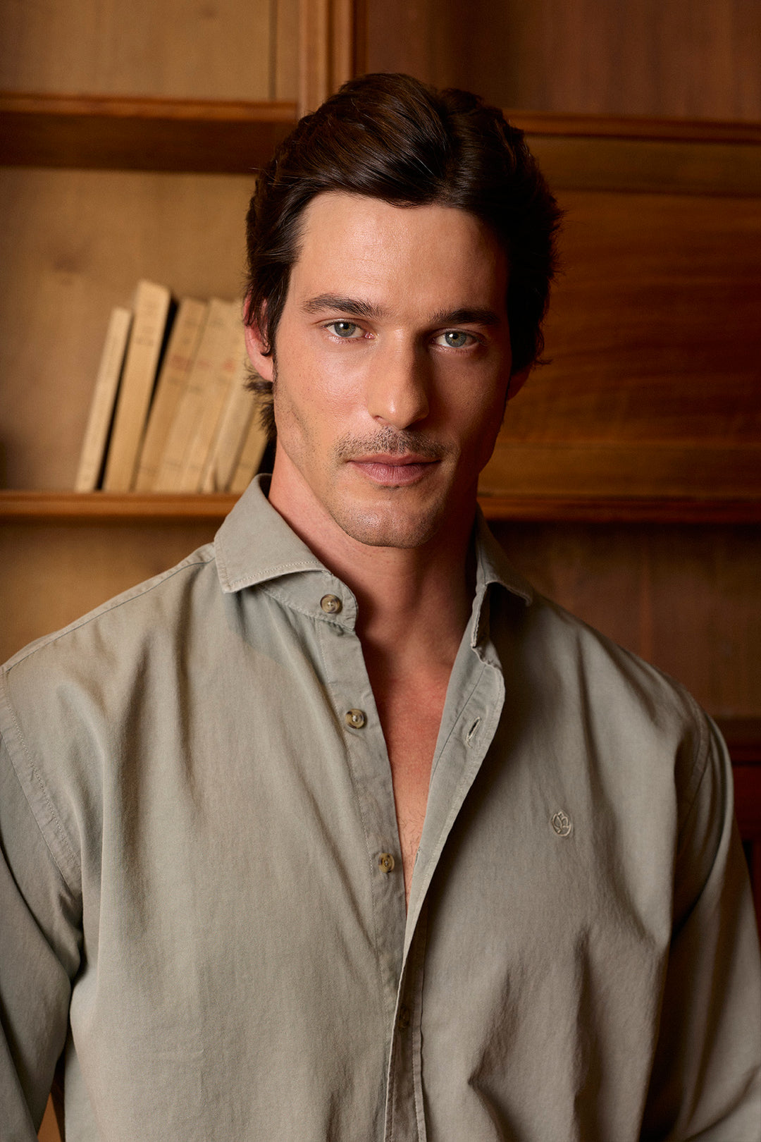 Camisa Sarga Algodón Verde Seco Desgastado Botón Cuerno