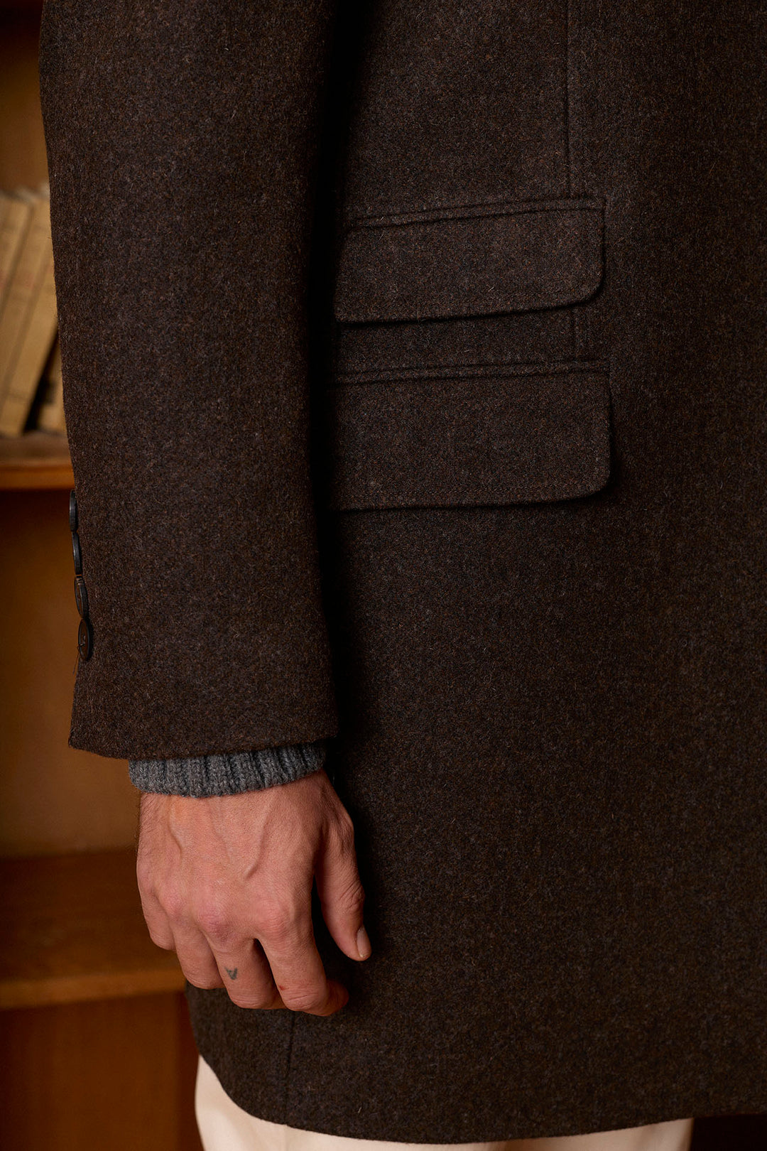 Abrigo Punta de Lanza 100 % Lana Marrón Caoba Solapas de 11 cm