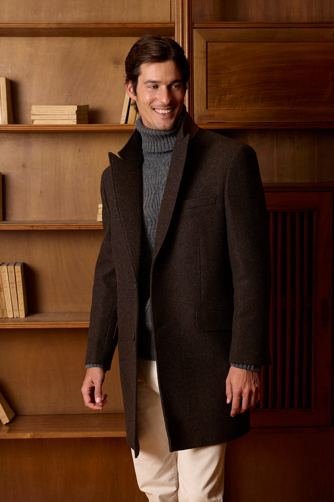 Abrigo Punta de Lanza 100 % Lana Marrón Caoba Solapas de 11 cm