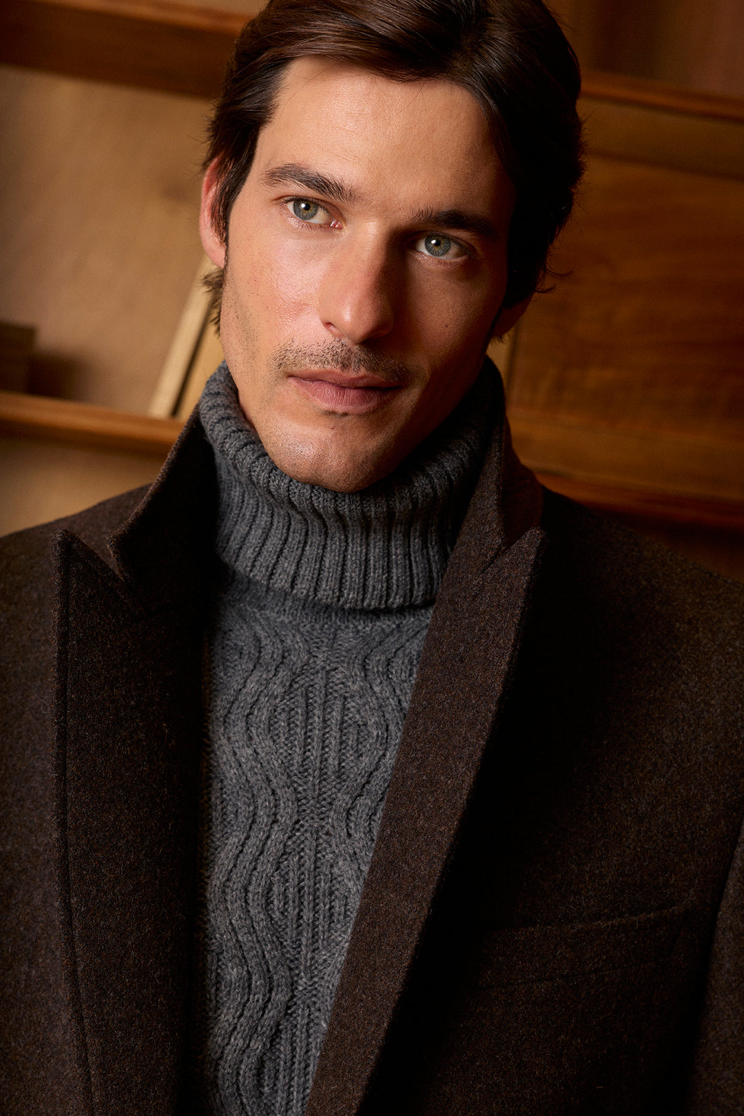 Abrigo Punta de Lanza 100 % Lana Marrón Caoba Solapas de 11 cm