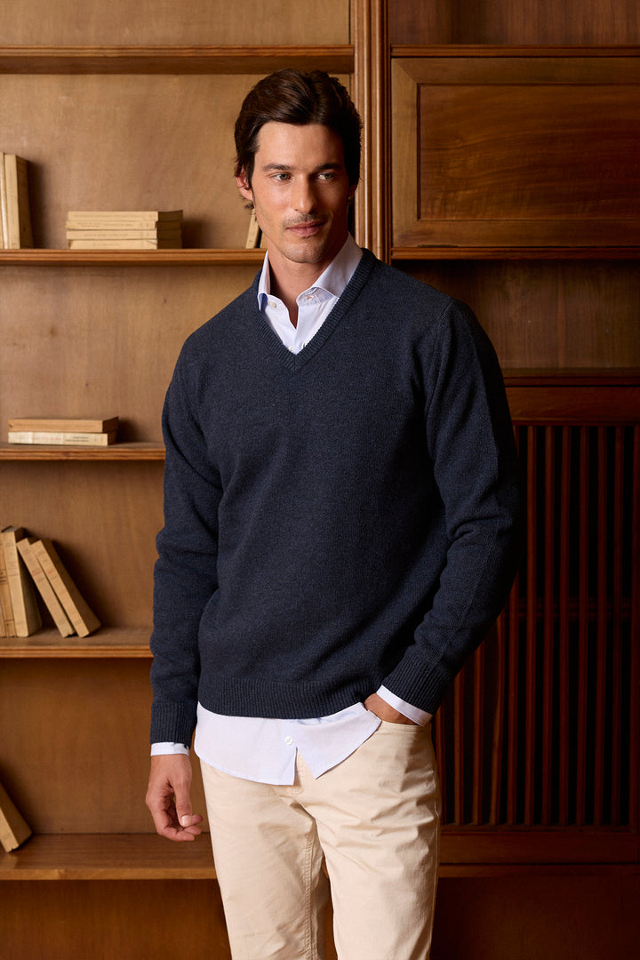 Worn blue cordeiro sweater with V-decote