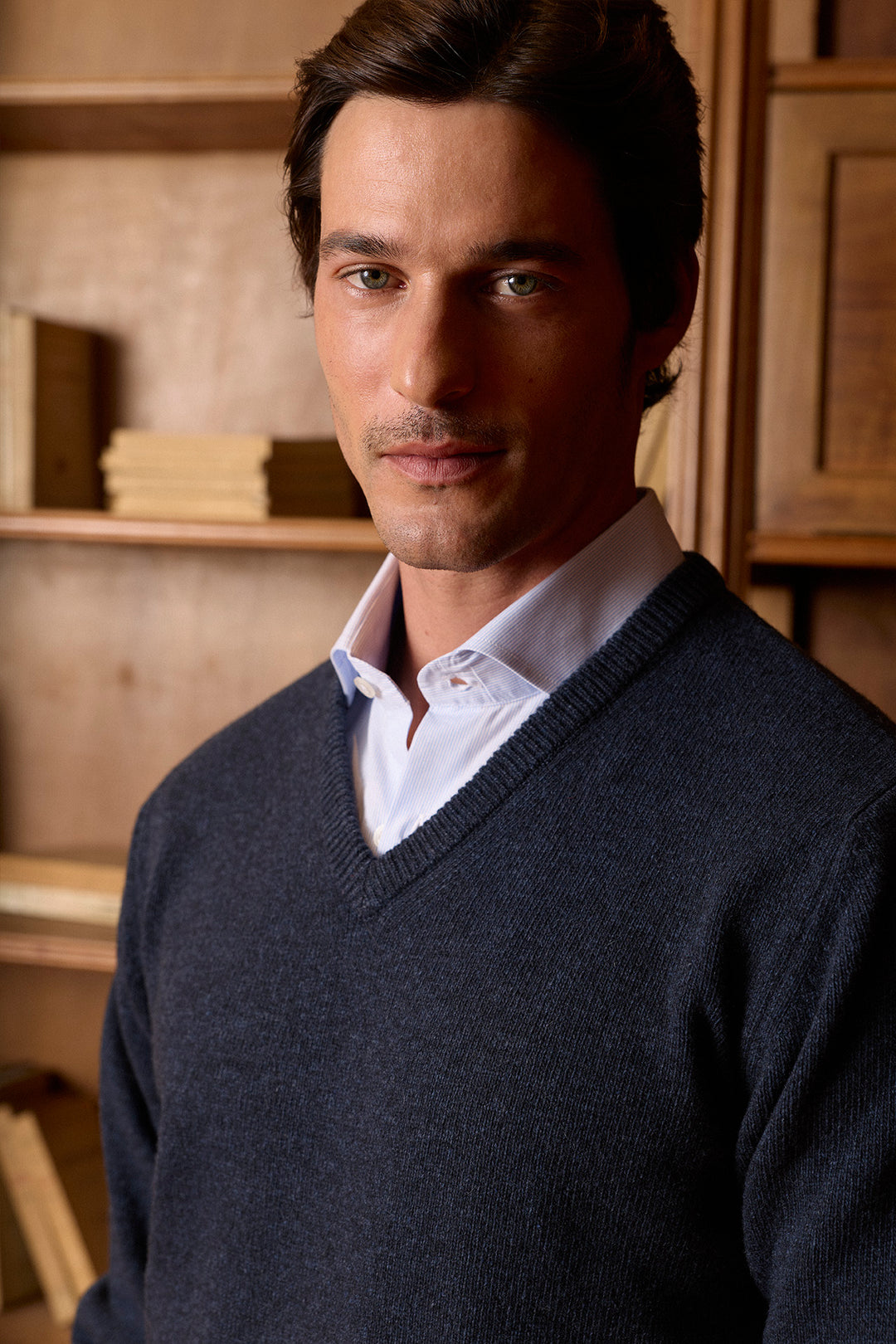 Worn blue cordeiro sweater with V-decote