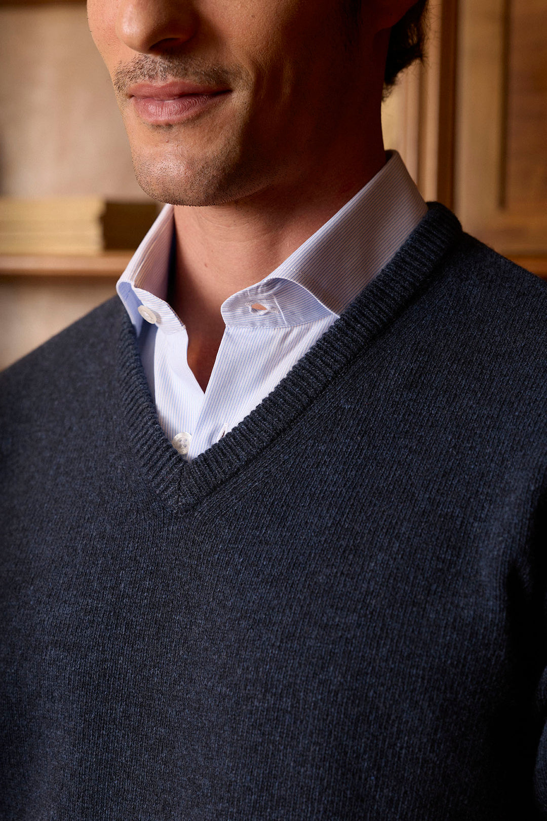 Worn blue cordeiro sweater with V-decote