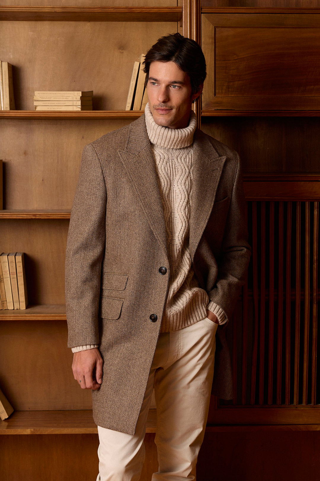 Casaco Punta de Lanza 100% Lã Bege Lapelas em pinha 11 cm