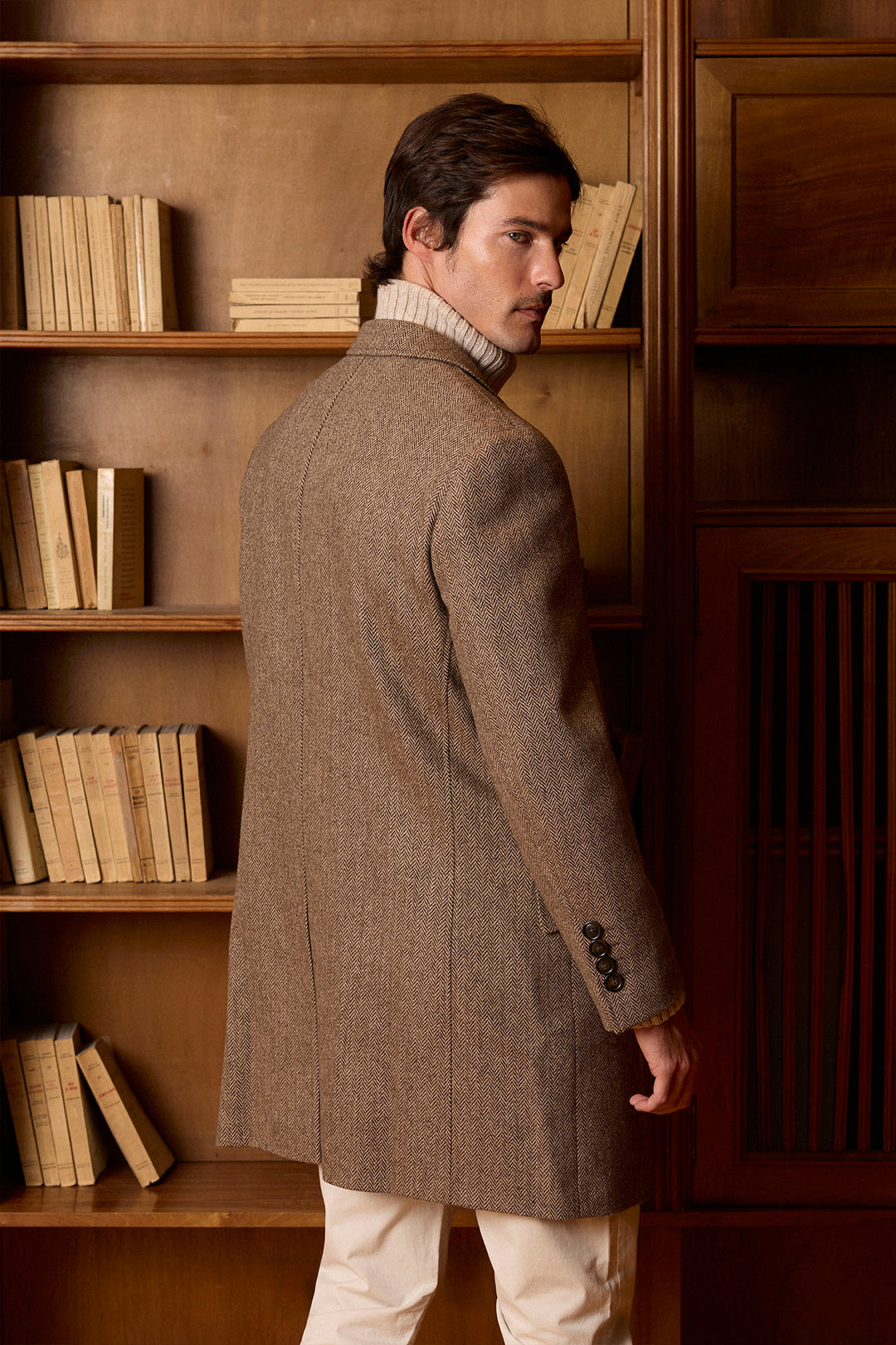 Casaco Punta de Lanza 100% Lã Bege Lapelas em pinha 11 cm