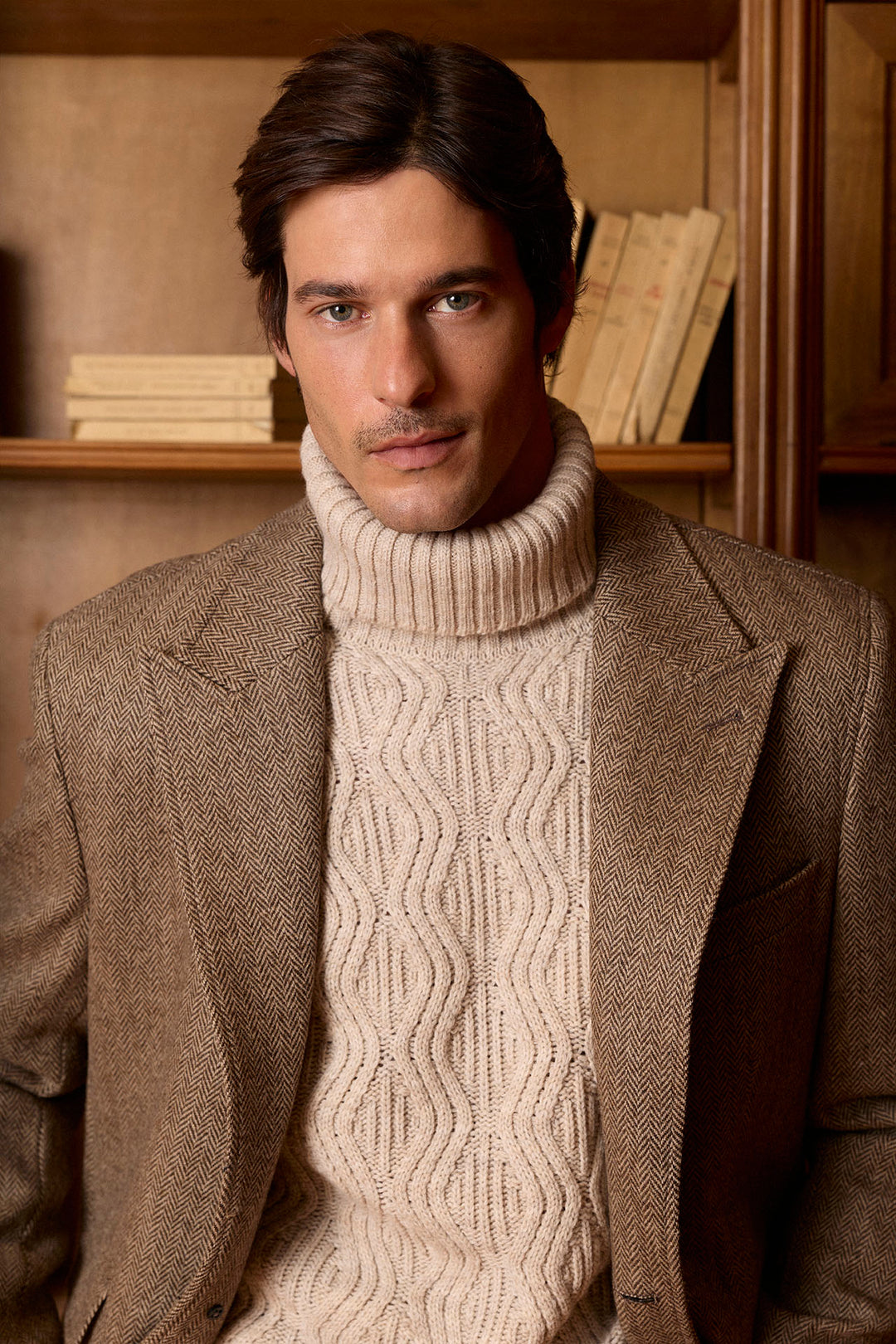 Casaco Punta de Lanza 100% Lã Bege Lapelas em pinha 11 cm