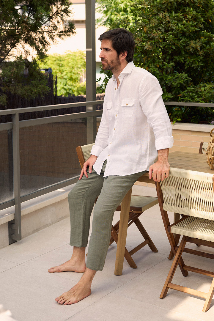 Camisa de linho com 2 bolsos no peito, branca