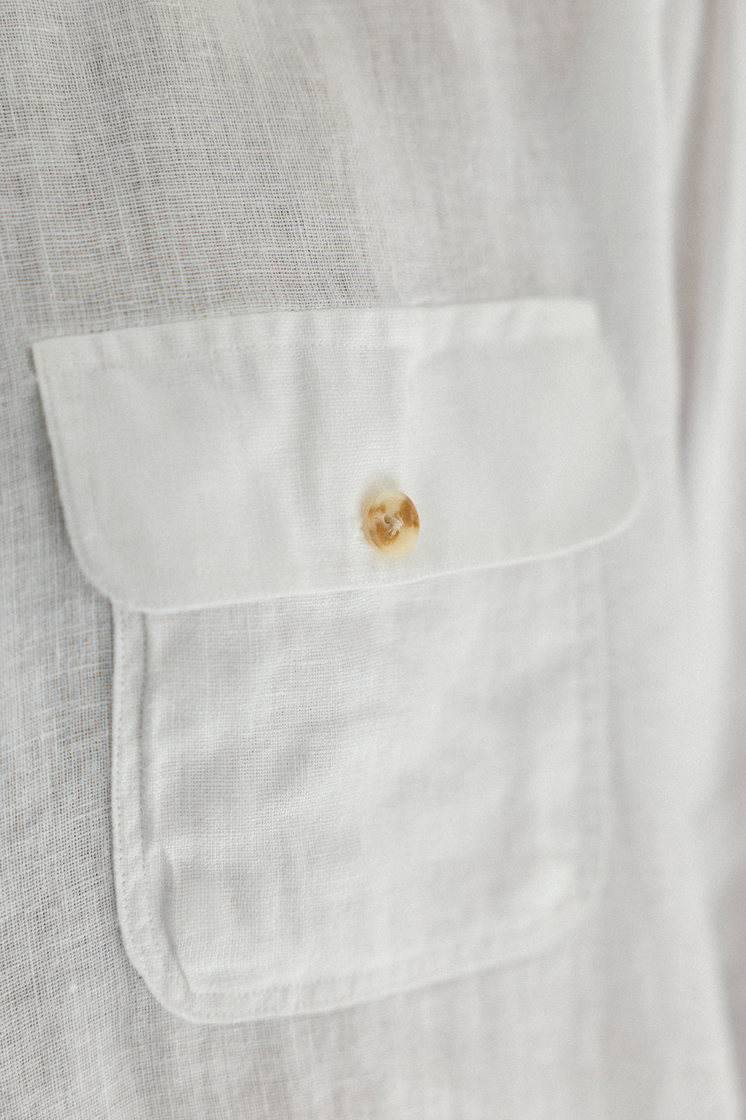 Camisa de linho com 2 bolsos no peito, branca