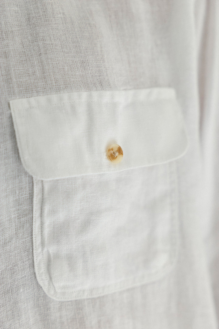 Camisa de linho com 2 bolsos no peito, branca