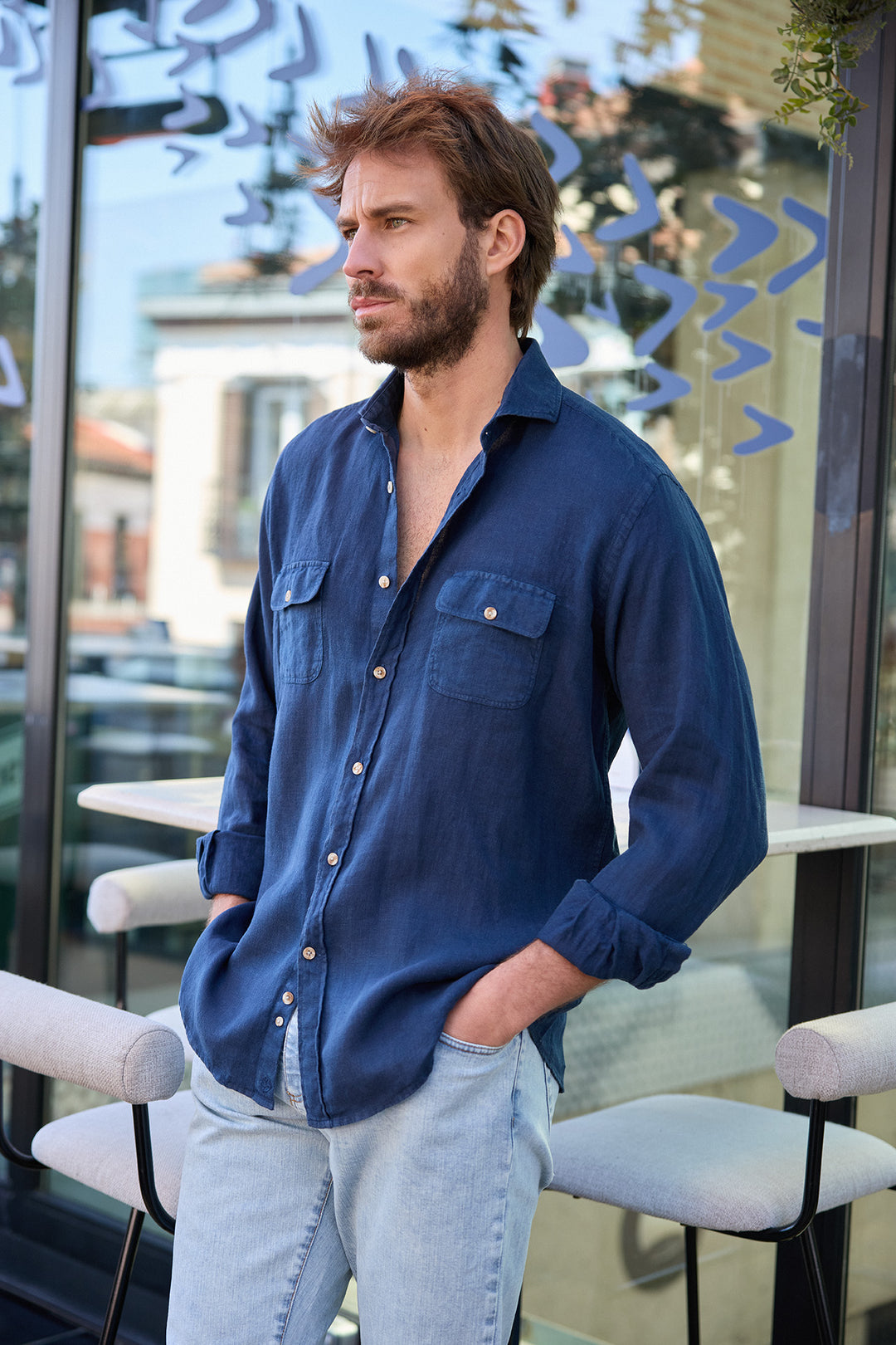 Camisa de linho azul marinho com 2 bolsos no peito