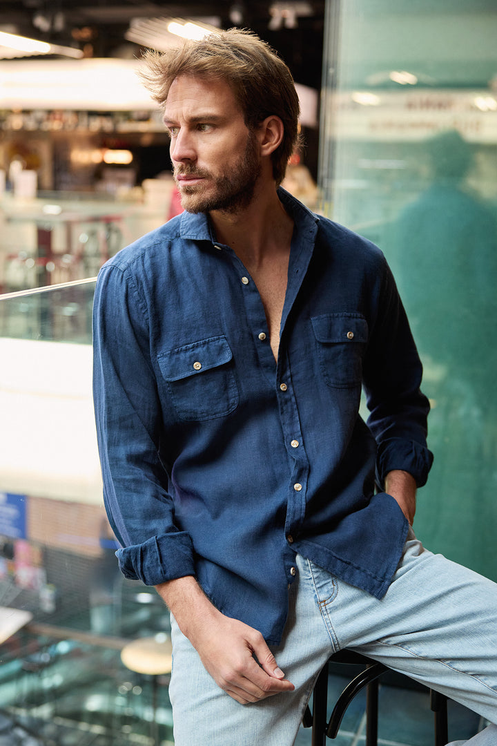 Camisa de linho azul marinho com 2 bolsos no peito