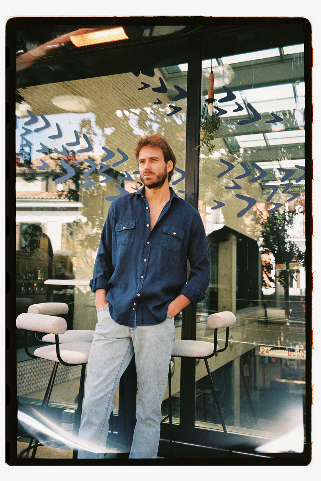 Camisa de linho azul marinho com 2 bolsos no peito