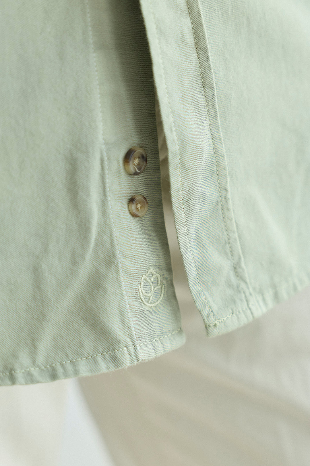 Camisa Algodón 2 Bolsillos Pecho Verde Laurel Costura Vertical