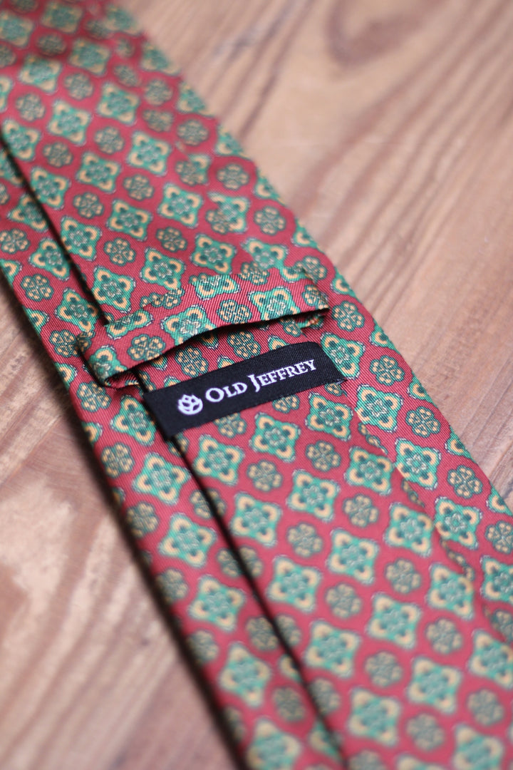 Corbata Siete Pliegues Seda Rojo con Patrón Floral Geométrico Verde y Dorado