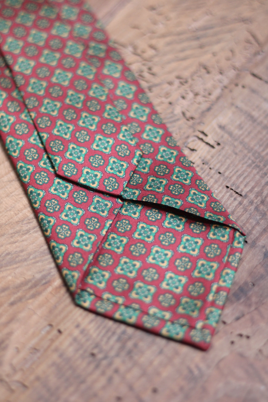 Corbata Siete Pliegues Seda Rojo con Patrón Floral Geométrico Verde y Dorado