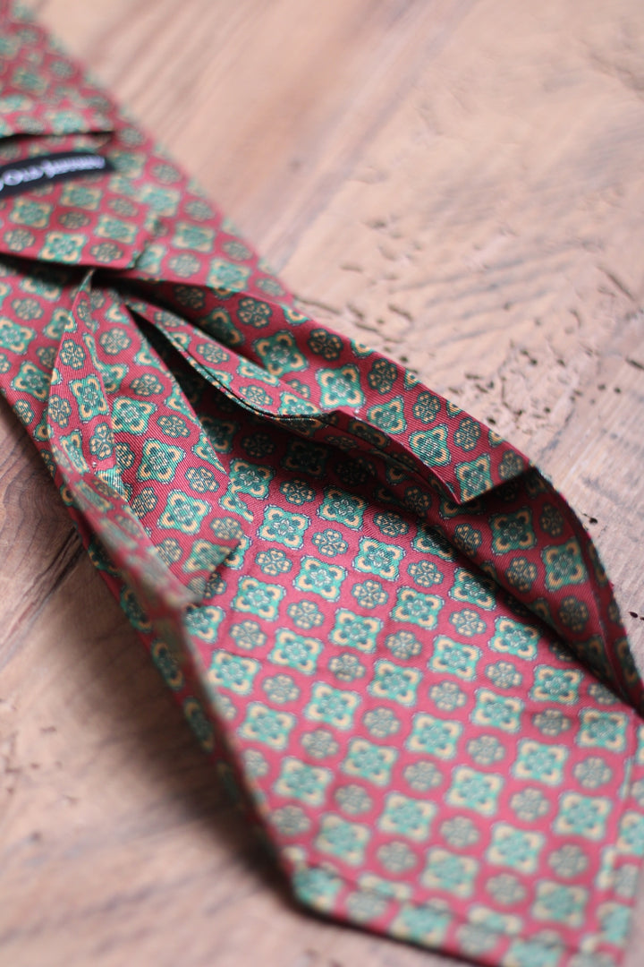 Corbata Siete Pliegues Seda Rojo con Patrón Floral Geométrico Verde y Dorado