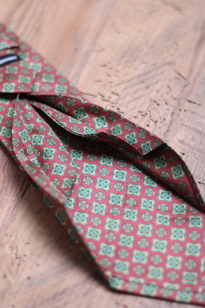 Corbata Siete Pliegues Seda Rojo con Patrón Floral Geométrico Verde y Dorado