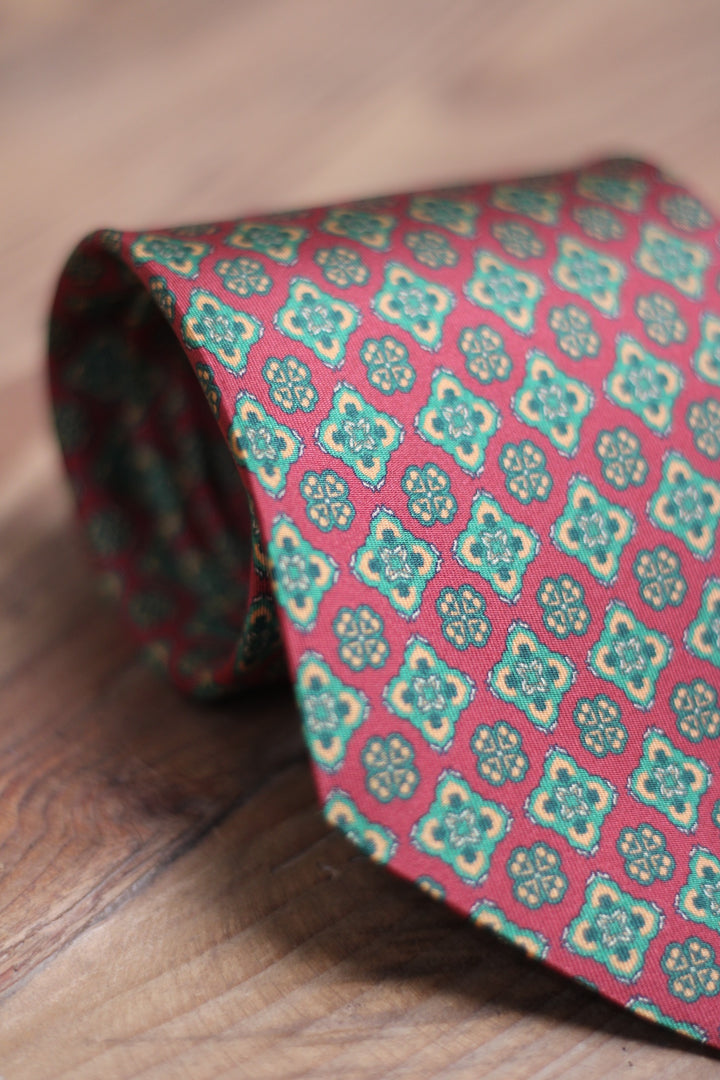 Corbata Siete Pliegues Seda Rojo con Patrón Floral Geométrico Verde y Dorado