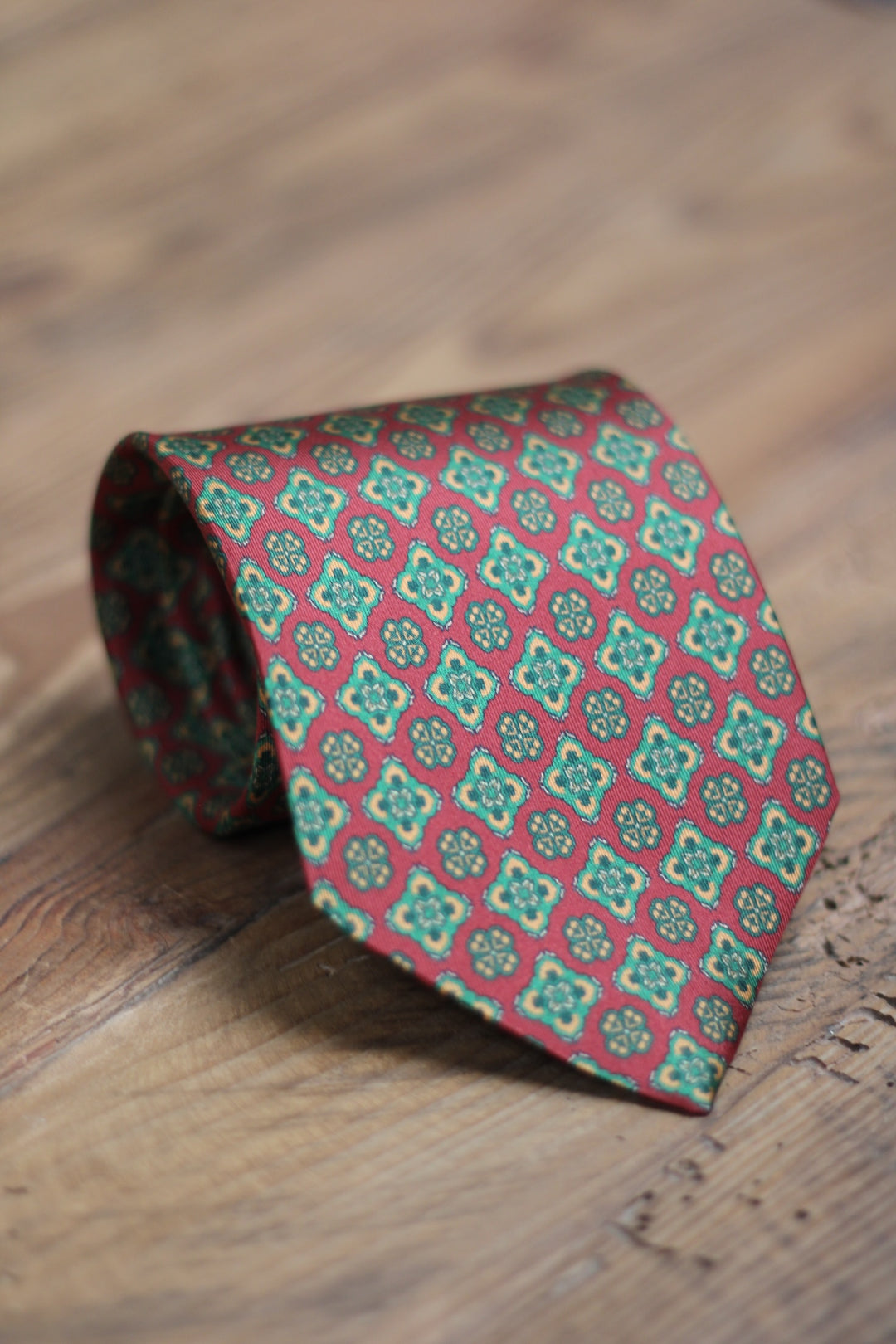 Corbata Siete Pliegues Seda Rojo con Patrón Floral Geométrico Verde y Dorado