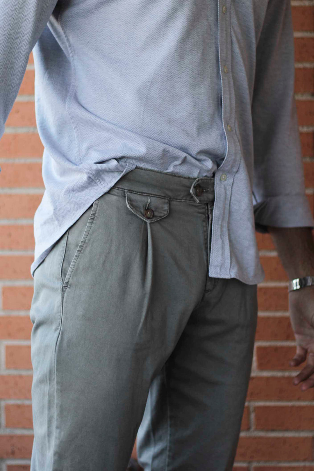 Pantalón Chino Sarga Kaki Desgastado con Relojero, Ceñidores y Pinza Frontal