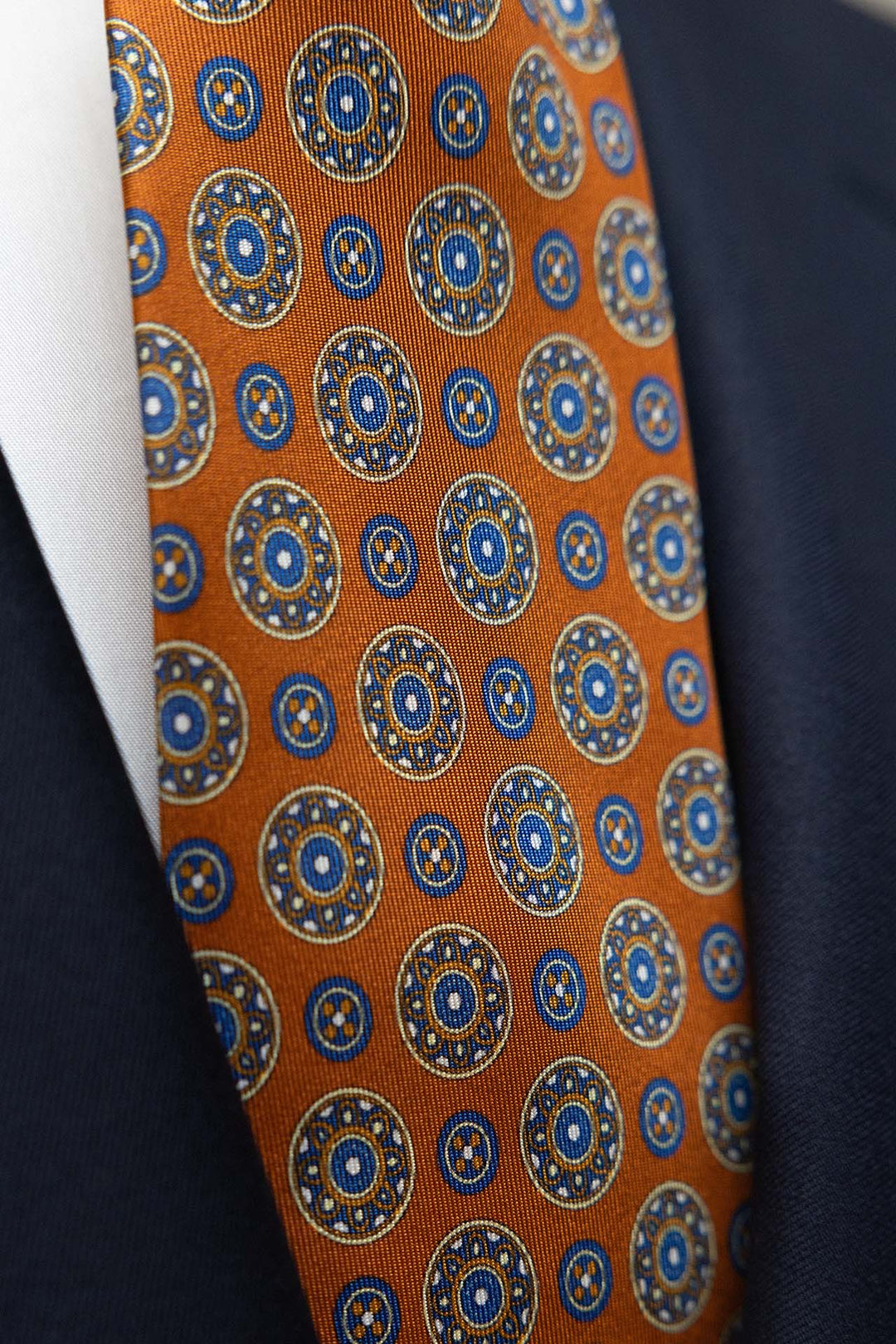 Corbata Napoli Seda Naranja Geometría Circular Azul y Beige