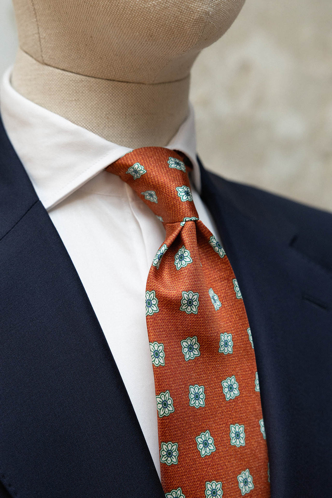 Gravata Napoli em seda laranja com flores verdes