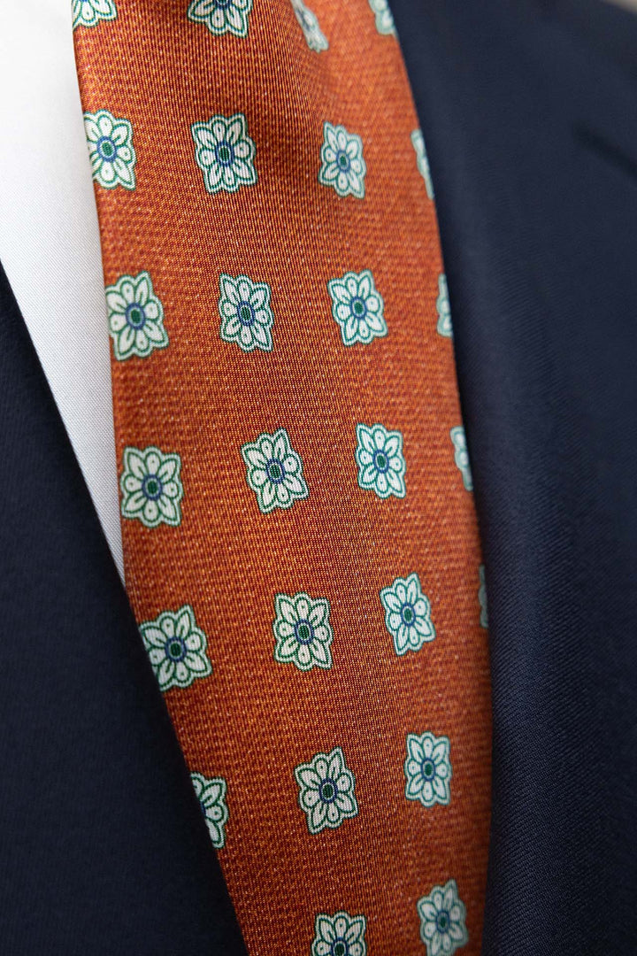 Gravata Napoli em seda laranja com flores verdes