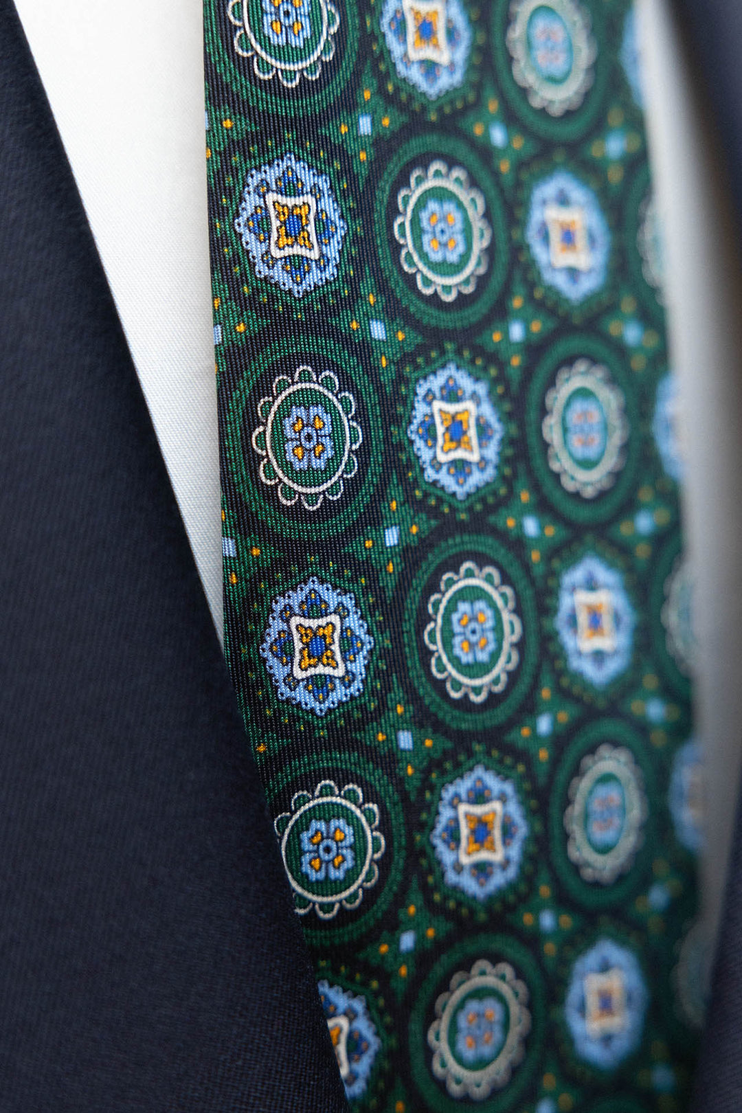 Corbata Napoli Seda Verde Geometria Medallón Azul, Amarillo y Verde