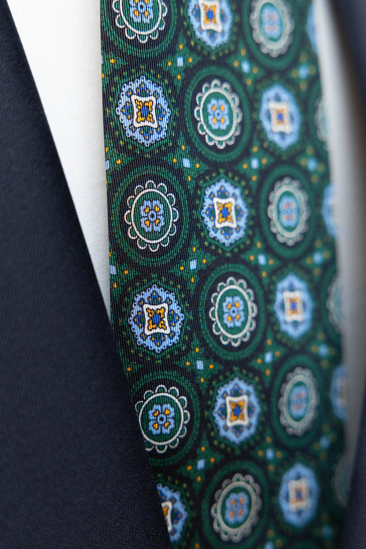 Corbata Napoli Seda Verde Geometria Medallón Azul, Amarillo y Verde