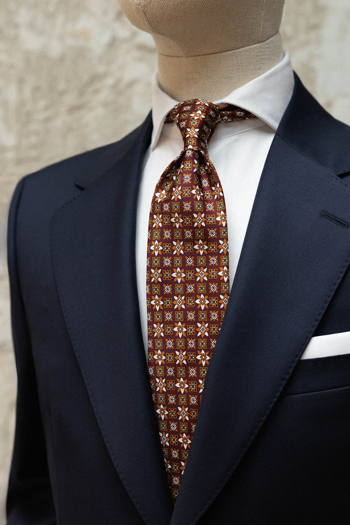 Gravata Napoli em seda bordeaux com estampado geométrico floral laranja