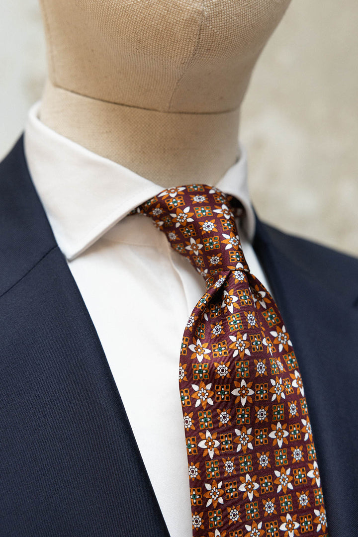 Gravata Napoli em seda bordeaux com estampado geométrico floral laranja