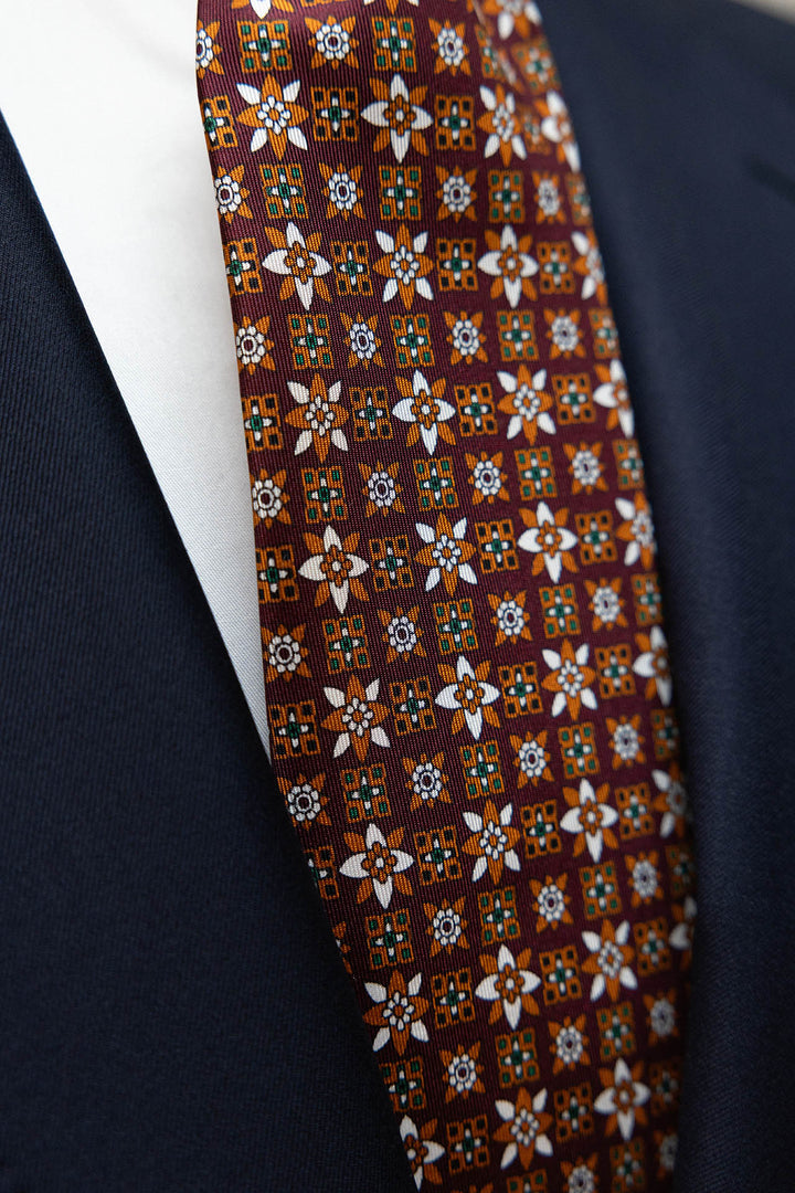 Gravata Napoli em seda bordeaux com estampado geométrico floral laranja