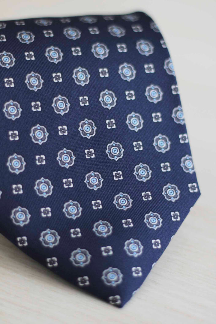Corbata Napoli Seda Azul Marino Dinteles Tonos Celestes y Grises