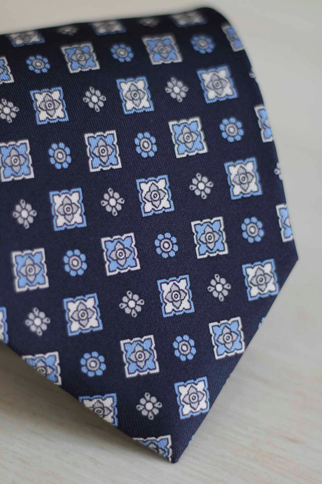Corbata Napoli Seda Azul Marino Geometría Estrellada Mixta Celeste y Blanco