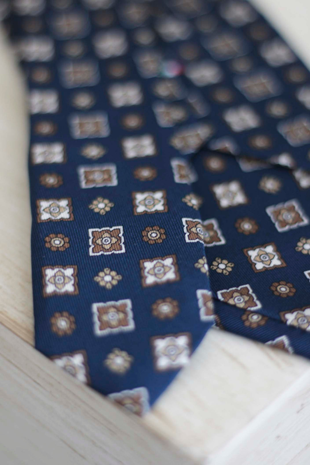 Corbata Napoli Seda Azul Royal Geometría Mixta Marrón Latte y Blanca