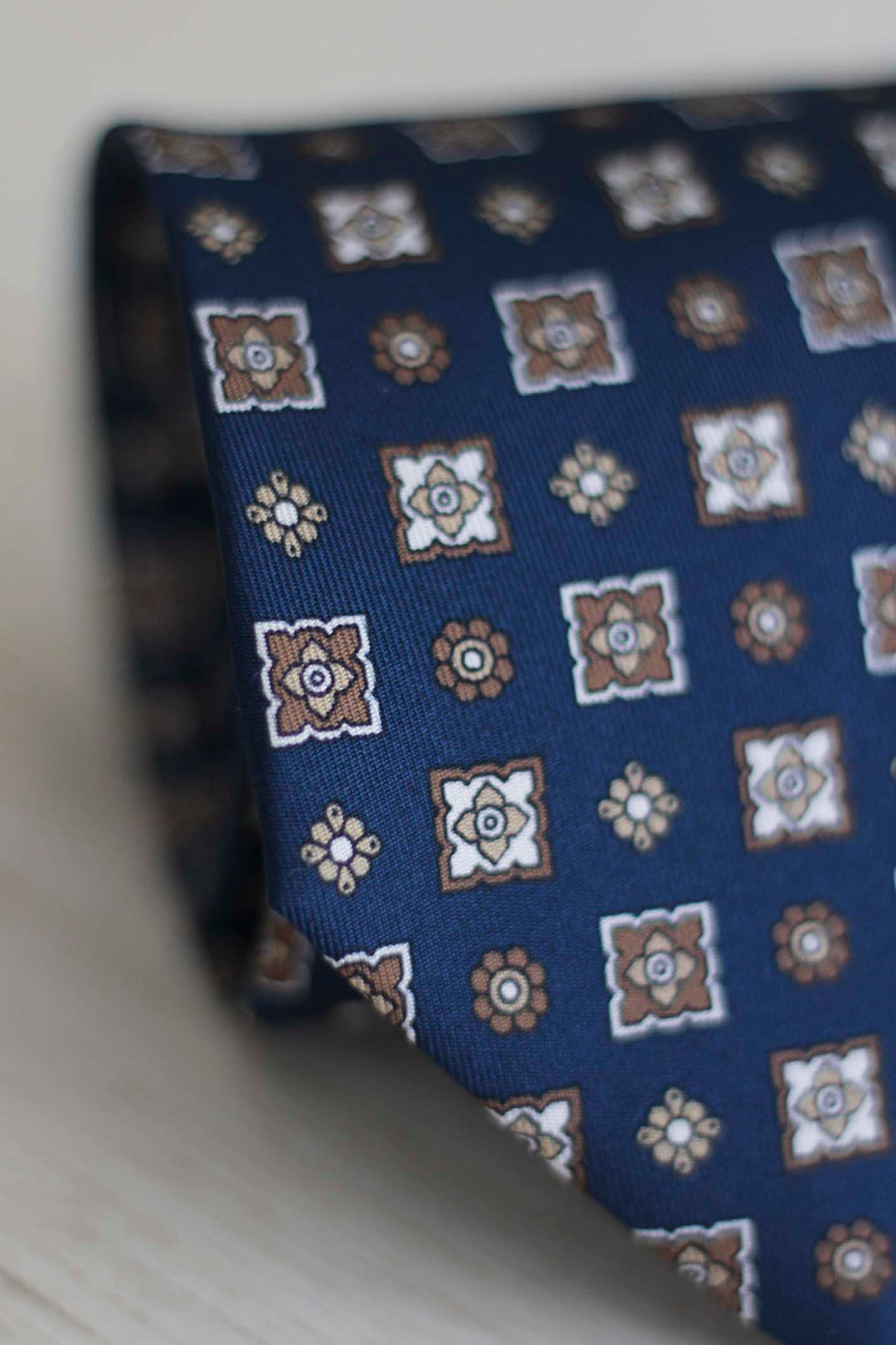 Corbata Napoli Seda Azul Royal Geometría Mixta Marrón Latte y Blanca