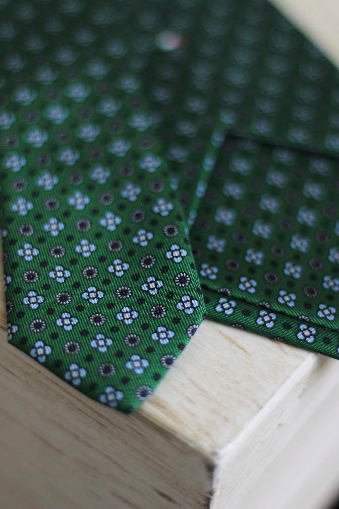 Green Silk Napoli Tie with Light Blue Daisies