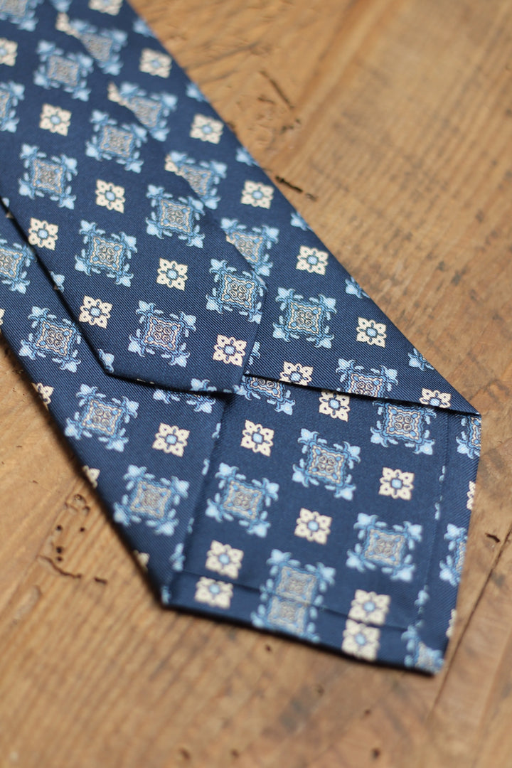 Corbata Siete Pliegues Azul Oscuro Diseño Romboide Azul y Blanco