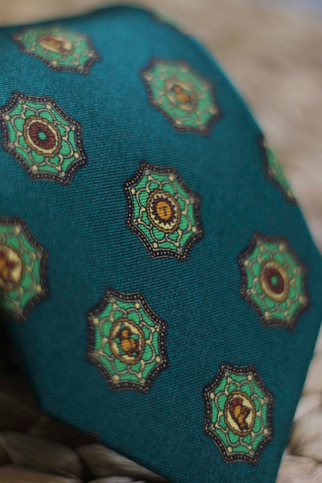 Corbata Napoli Seda Verde Pino con Escudos Verde Cartuja y Amarillo